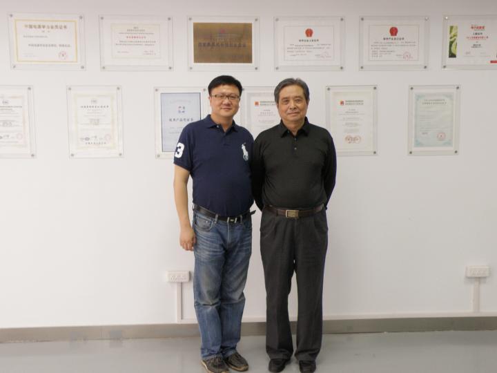 Secretary-General Xiao Xiangfeng and Mr. Luo of the company took a group photo in the laboratory